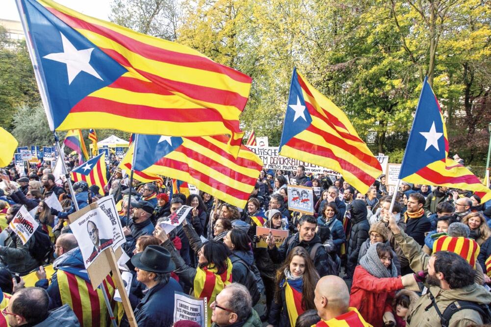 Más de un millar de personas se concentraron ayer Bruselas para protestar contra las medidas impuestas por España al destituido gobierno catalán. (STEPHANIE LECOCQ. EFE)
