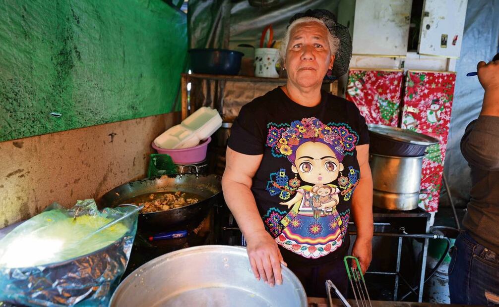 Para Milagros, una de las cocineras venezolanas del campamento migrante en la Plaza de La Soledad, las fiestas serán días normales de trabajo. Foto: Diego Simón Sánchez | El Universal (24/12/2024)