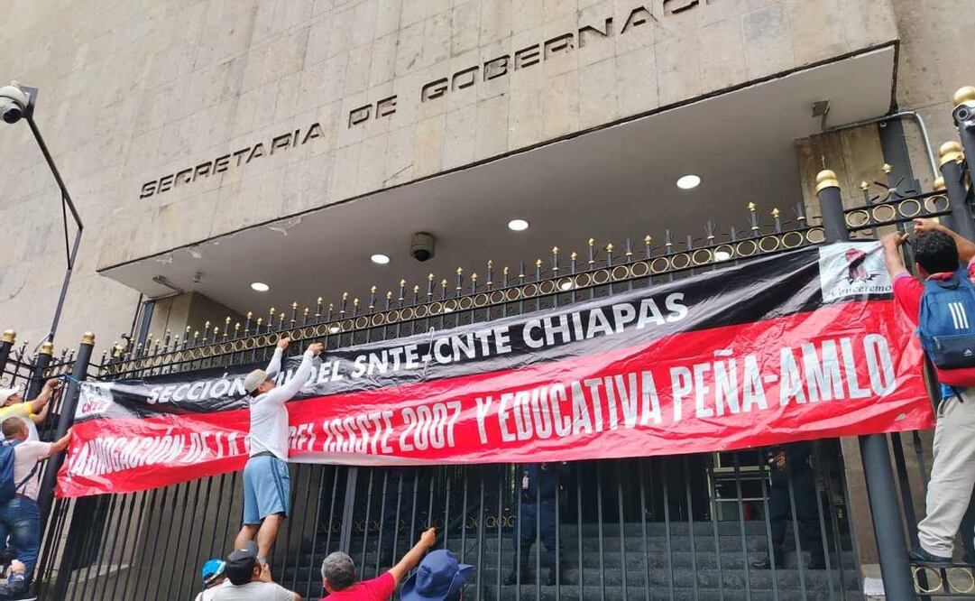 Este 2 de junio, integrantes de la Coordinadora Nacional de Trabajadores de la Educación (CNTE) hicieron un acordonamiento de la Secretaría de Gobernación. Foto: Eduardo Dina / EL UNIVERSAL