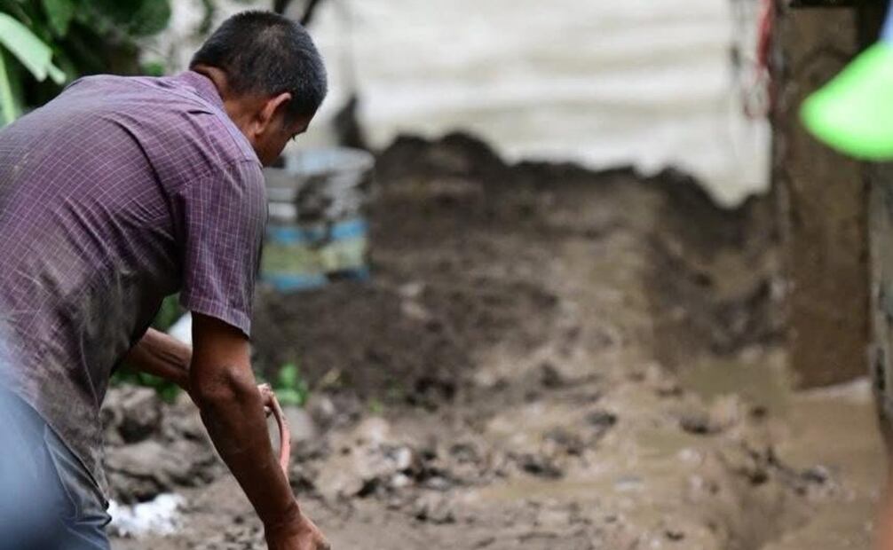 Personas realizan labores de limpieza en zonas afectadas (14/10/2025). Foto: Especial