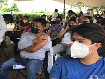 "A pesar de los nervios, aquí estoy”: Jesús acude a vacunarse contra Covid-19 en Naucalpan