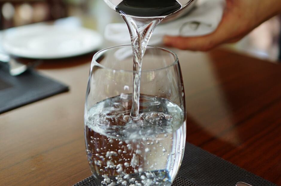Procura que además de agua, dispongas de frutas y verduras en tu dieta a lo largo dle día.