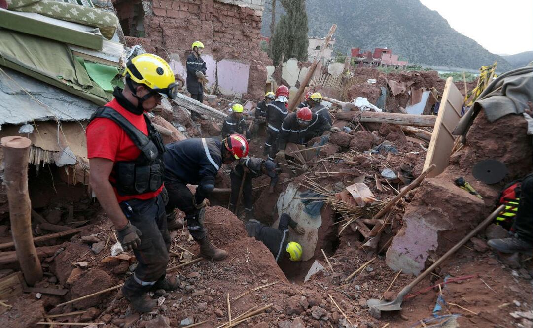 Rescatistas buscan sobrevivientes entre los escombros en Ouirgane, al sur de Marrakesh, en Marruecos, tras el terremoto de 6.8 que impactó al país el 8 de septiembre. Foto: EFE