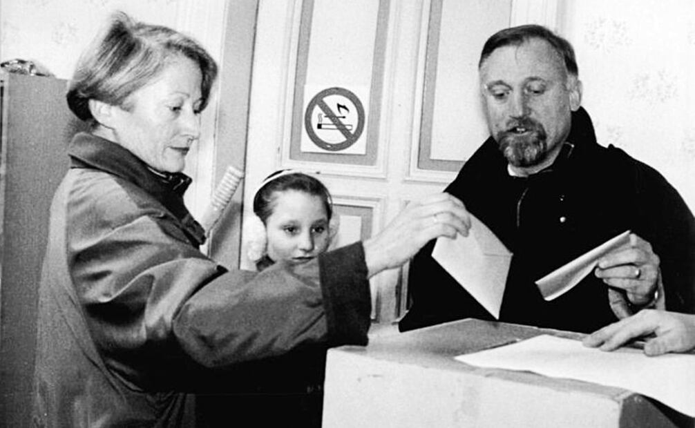 Gerd Giese, entonces Primer Ministro del estado federado Sajonia-Anhalt, votó en las elecciones del primer Parlamento Federal de la Alemania Reunificada. La división de poderes en el país europeo se fundamenta en estados con autonomía política y representación en el Bundestag. Foto: German Federal Archive/Wikimedia Commons.