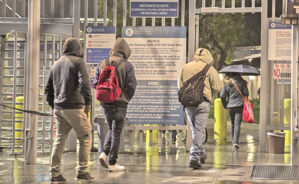 Personas en la Garita Internacional de San Ysidro, por la que cruzaron hacia Estados Unidos. Foto: Archivo/ Cuartoscuro. 