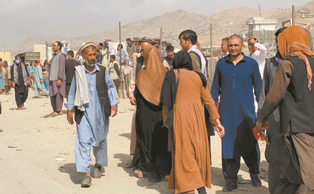 Afganos, afuera del Aeropuerto Internacional Hamid Karzai, en Kabul. Niño refugiado. Foto: EFE