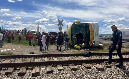 Tren embiste autobús que intentó ganarle el paso en Hidalgo; hay 3 muertos y 16 lesionados 