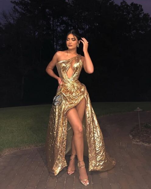 Kylie Jenner lo enseña todo con vestido dorado para boda de Justin Bieber y Hailey Baldwin