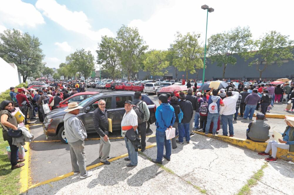 Hasta mil personas llegaron ayer a realizar el canje de matrículas en las oficinas de Toluca, donde hubo quienes arribaron desde las 5:00 horas. Foto: JORGE ALVARADO. EL UNIVERSAL