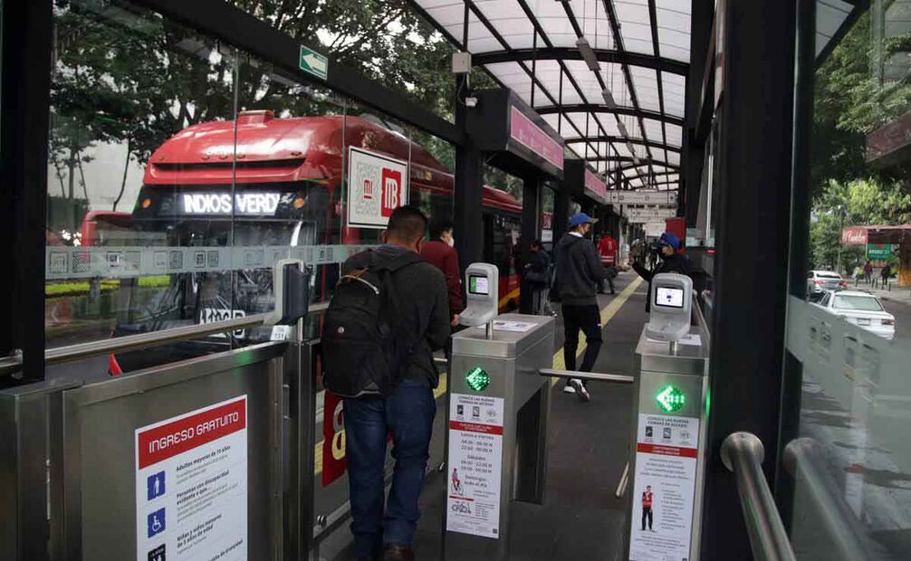 El secretario de movilidad de la capital, Andrés Lajous, y el director de Metrobus, Roberto Capuano, explicaron a los medios de comunicación los nuevos métodos de pago para subir al Metrobús de las líneas 1,2 y 3 en la estación Félix Cuevas, estos métodos son por tarjeta bancaria de débito o crédito, codi o reloj inteligente.  30 de septiembre de 2021. Foto: Carlos Mejía/ Archivo EL UNIVERSAL.