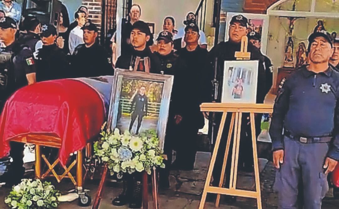 Los féretros de los tres policías fueron colocados en la explanada principal de Malinalco, donde fueron despedidos. Foto Especial