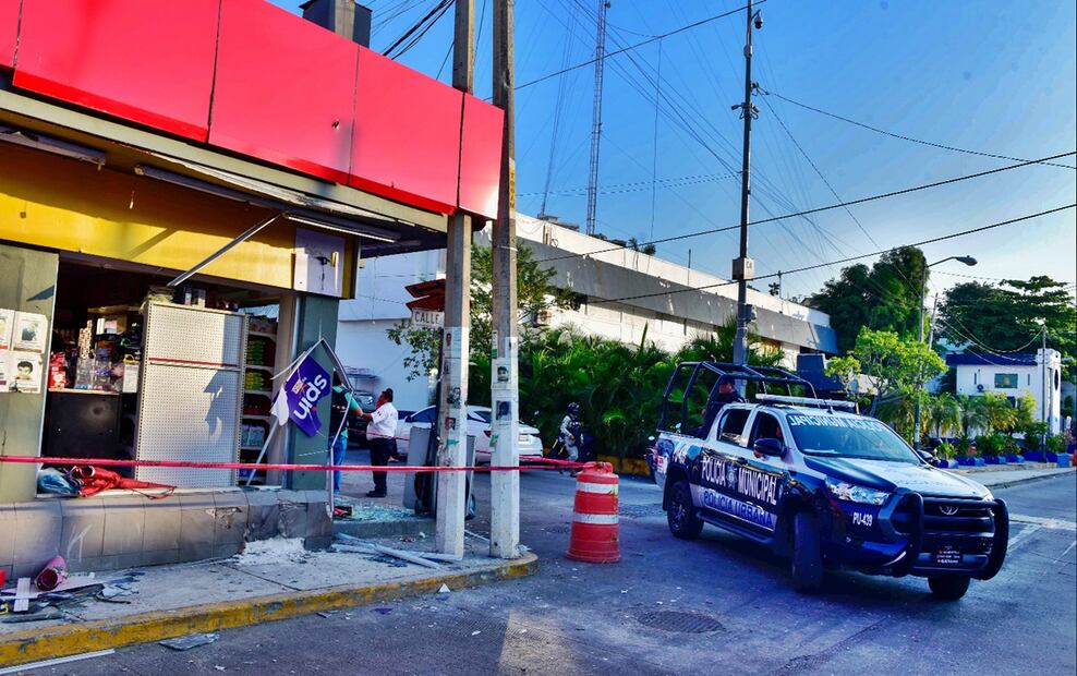 Elementos de la Guardia Nacional y Policía municipal vigilan la zona donde detonó un artefacto explosivo este viernes, en Acapulco, Guerrero. Foto: Cuartoscuro.com