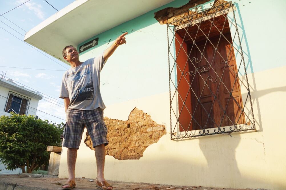 Francisco Fuentes, habitante de Pinotepa Nacional, muestra los daños a su vivienda por el sismo del 16 de febrero. (EDWIN HERNÁNDEZ. EL UNIVERSAL)