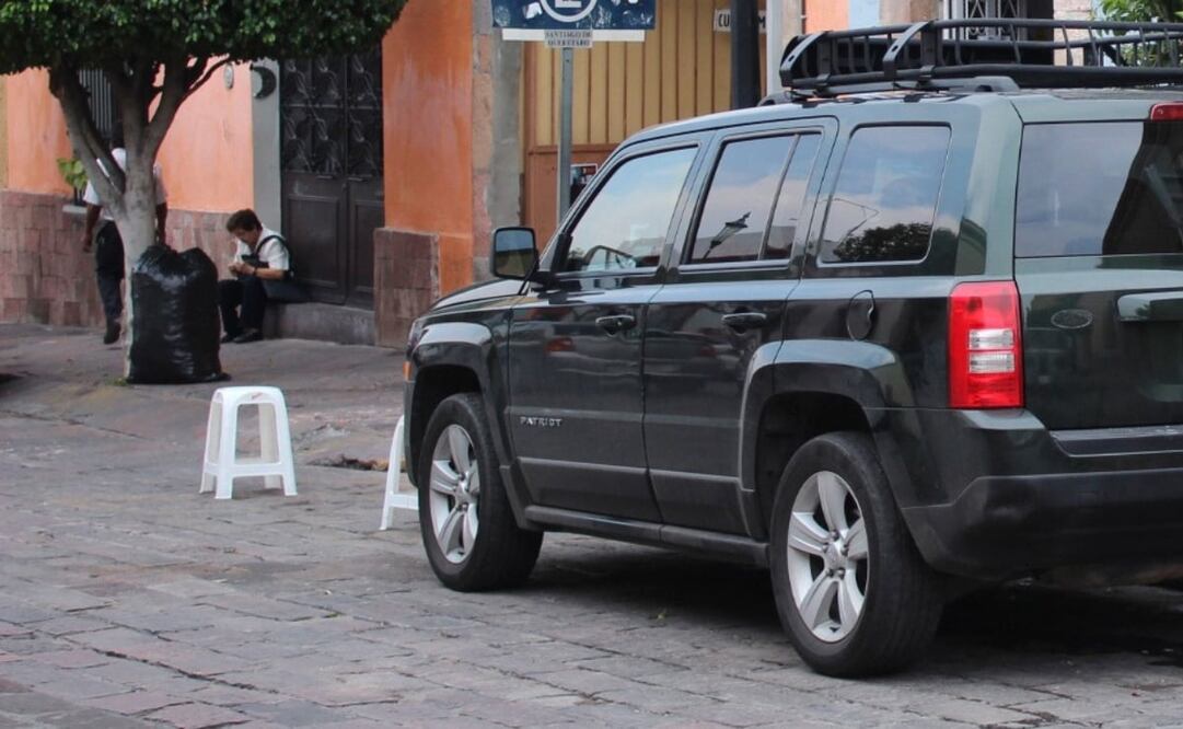 Apartar lugares de estacionamieento en las calles de la CDMX generan multas que te saldrán caras. Foto: El Universal.