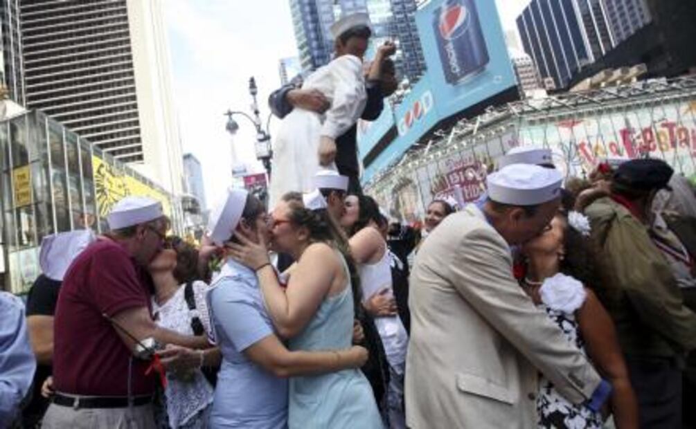El misterio detrás de "El Beso" en Times Square 