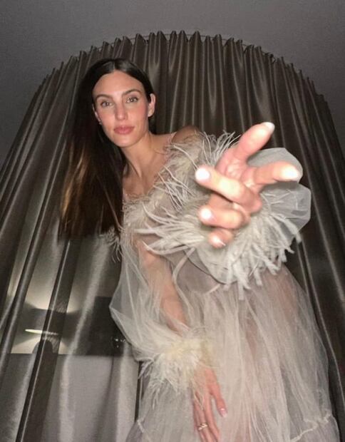 Macarena Achaga luce como diosa en vestido transparente