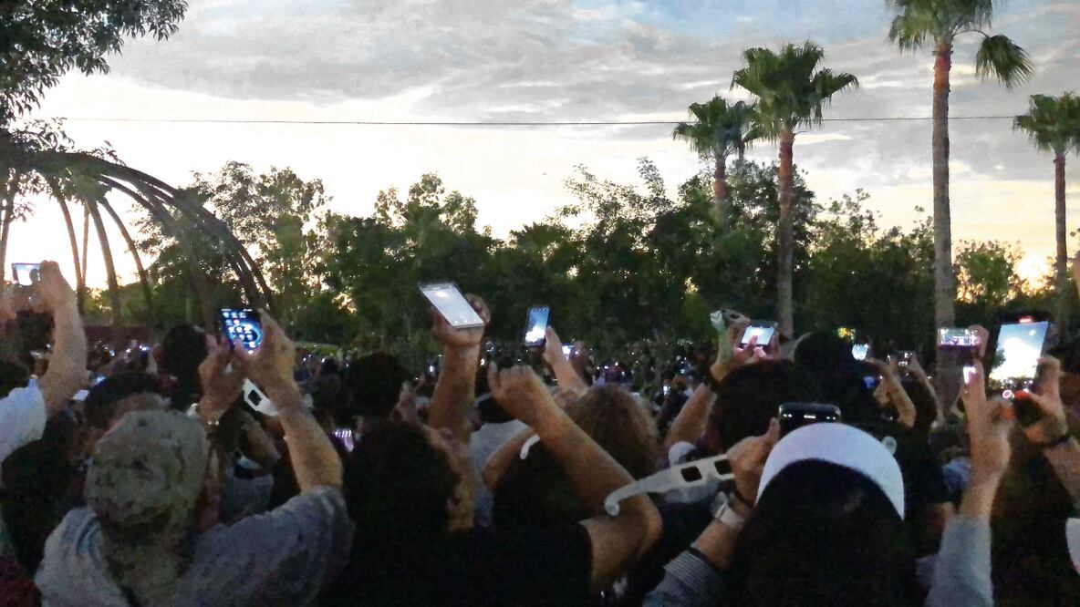 Aunque en Torreón la nubosidad amenazaba la observación del eclipse, al final el cielo se despejó lo suficiente para disfrutar el evento astronómico Foto: Especial