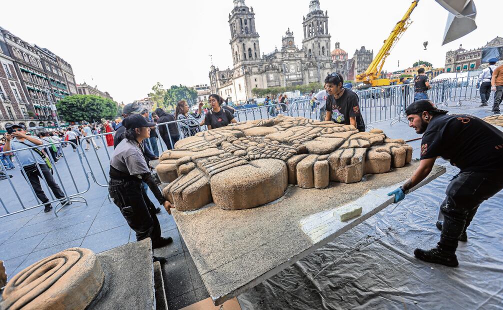 La estructura —una representación de la cultura Mexica— ha empezado a atraer la atención de decenas de visitantes y transeúntes. Foto: Gabriel Pano / EL UNIVERSAL