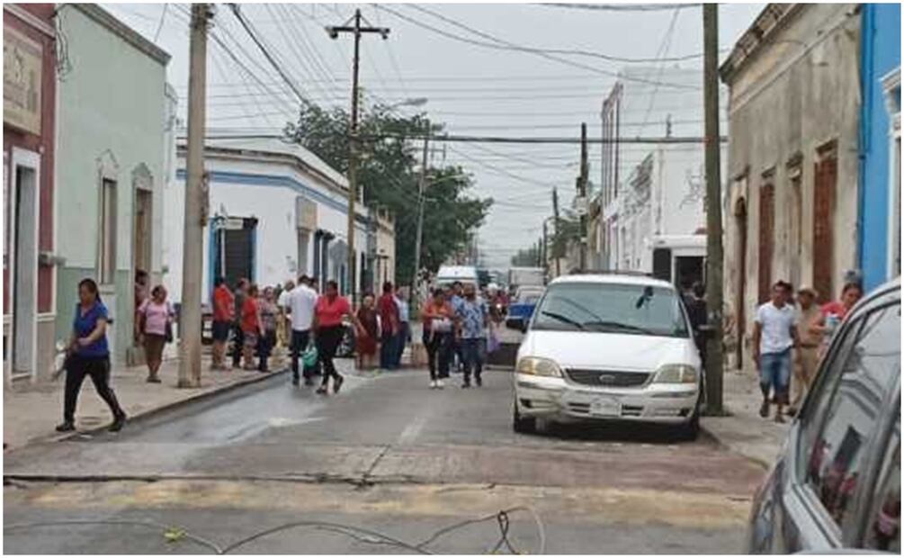 Regresan apagones y habitantes de Mérida bloquean las calles para protestar contra la CFE. Foto: Especial