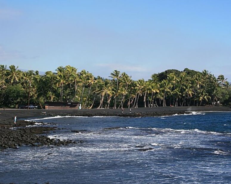 Islandia y Hawái concentran algunas de las playas negras más fotografiadas del mundo. Foto: Wikimedia Commons