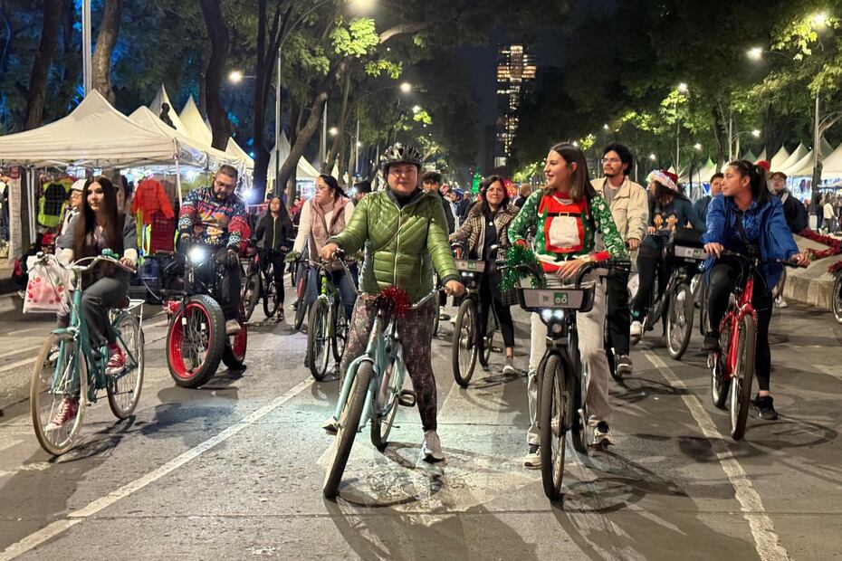 El Paseo Nocturno Navideño es uno de los eventos más esperados de la temporada en CDMX. Foto: Facebook Muévete en Bici CDMX/ ARCHIVO