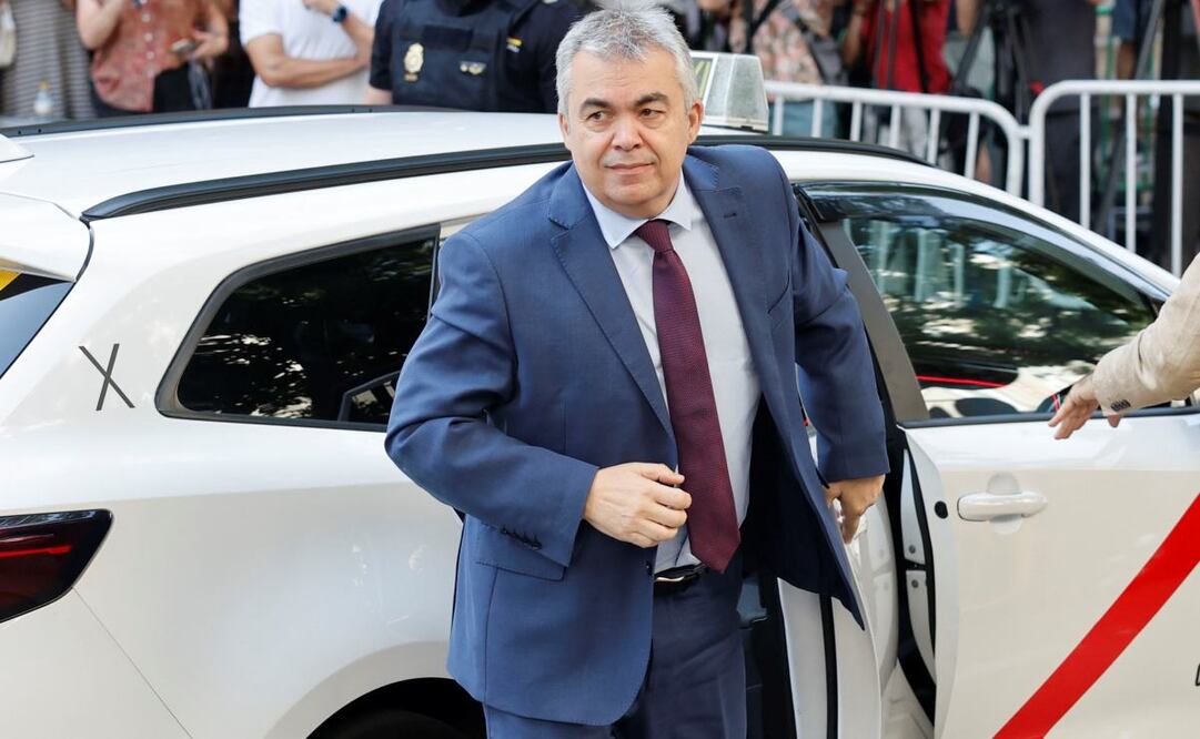El ex secretario de organización del PSOE Santos Cerdán a su llegada antes de comparecer este lunes por primera vez como investigado ante el juez del Tribunal Supremo Leopoldo Puente, tras el informe de la UCO que lo vincula con el presunto cobro de mordidas por la adjudicación irregular de obras. EFE/ Sergio Pérez