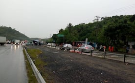 Bloquean carretera Coatzacoalcos-Villahermosa para exigir liberación de cuatro policías; piden que no se les fabriquen delitos