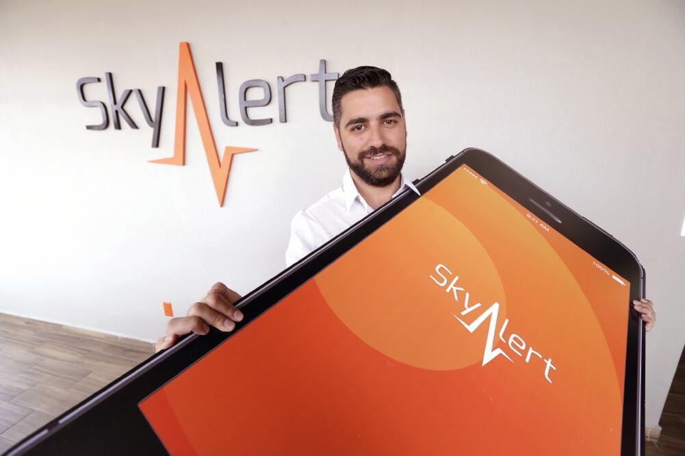 Álvaro Velasco, director de Desarrollo y cofundador de SkyAlert, detalló que para este año la app quiere alcanzar los 10 millones de descargas con 350 mil suscriptores. (LUIS CORTÉS. EL UNIVERSAL)