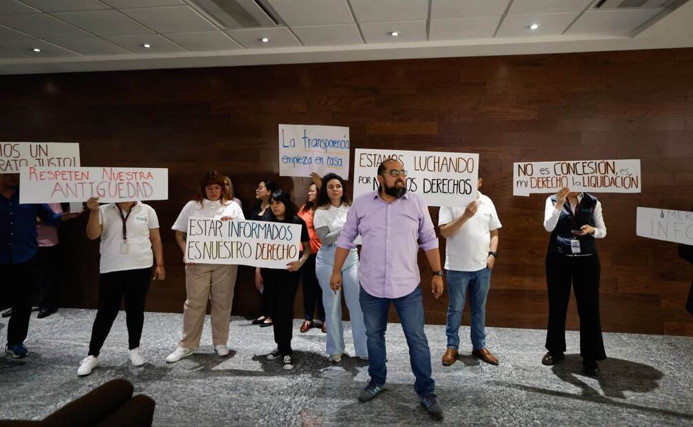 Trabajadores del Inai se manifiestan afuera del salón de pleno de dicho instituto previo a la última sesión de los comisionados. Foto: Diego Simón Sánchez/ EL UNIVERSAL