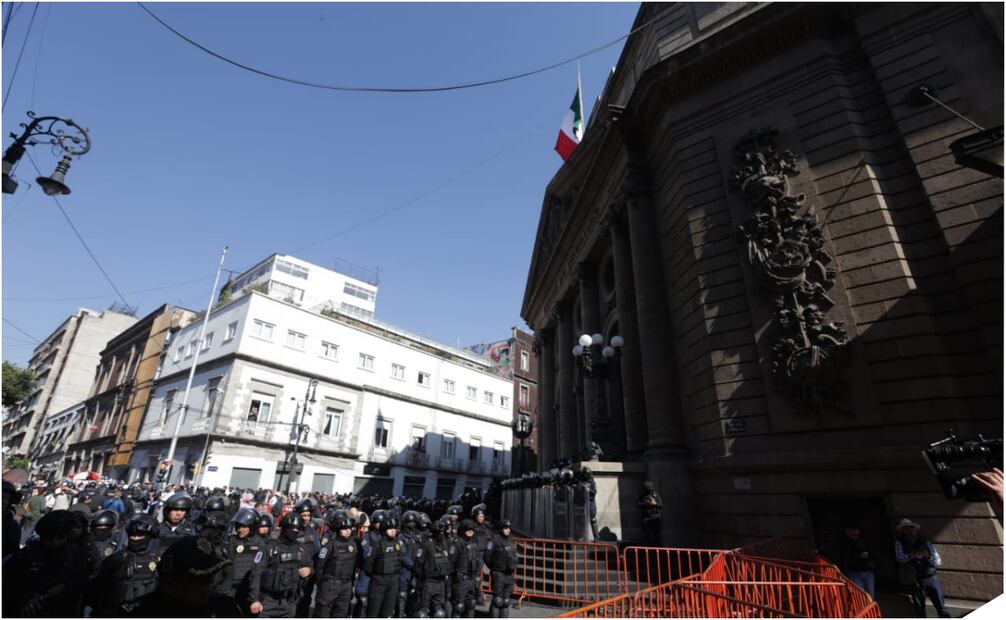 Personal de la Policía Metropolitana de la SSC, a solicitud del Congreso de la CDMX, realizó una línea de resguardo para salvaguardar la integridad física de los legisladores. Foto: Francisco Rodríguez / EL UNIVERSAL