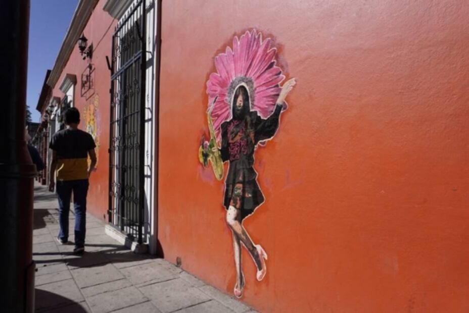 Crean pieza de arte urbano en honor a Malena, saxofonista y activista