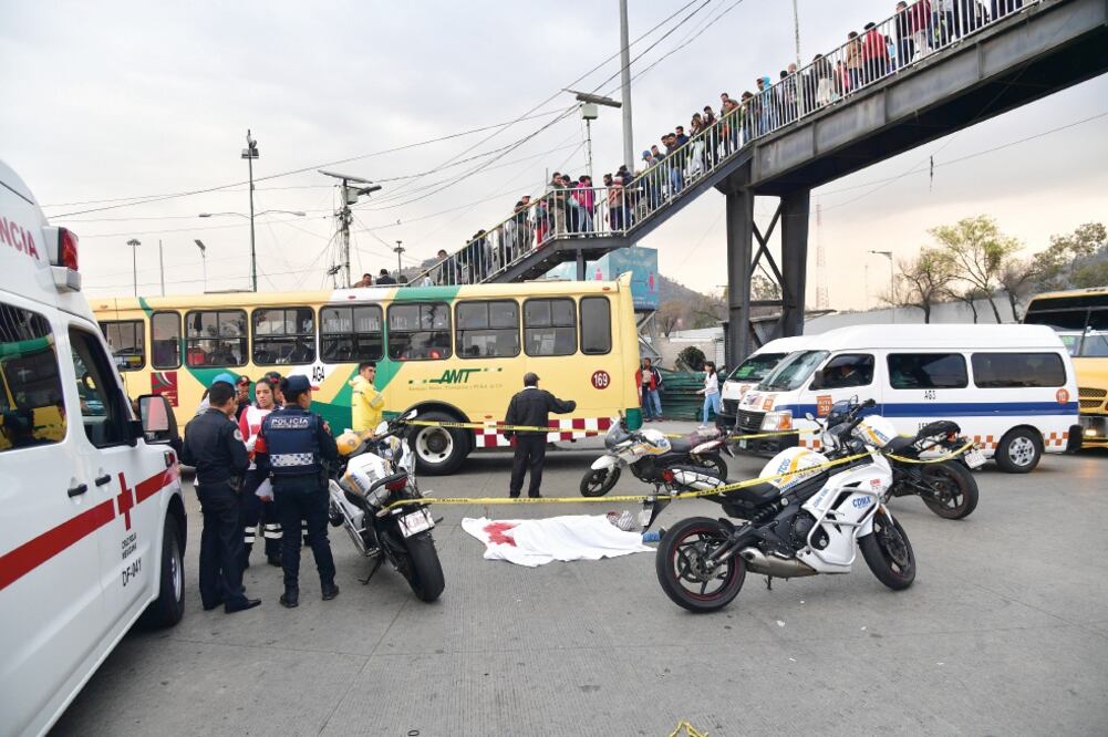 Diagnóstico. Un paramédico de la Cruz Roja confirmó el deceso de la mujer por traumatismo craneoencefálico (HUGO GARCÍA. EL UNIVERSAL)