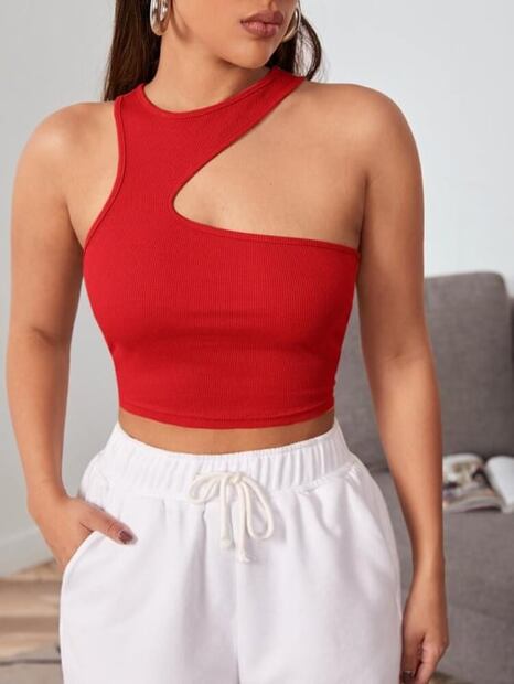 Ángela Aguilar luce el crop top rojo que debes tener en primavera