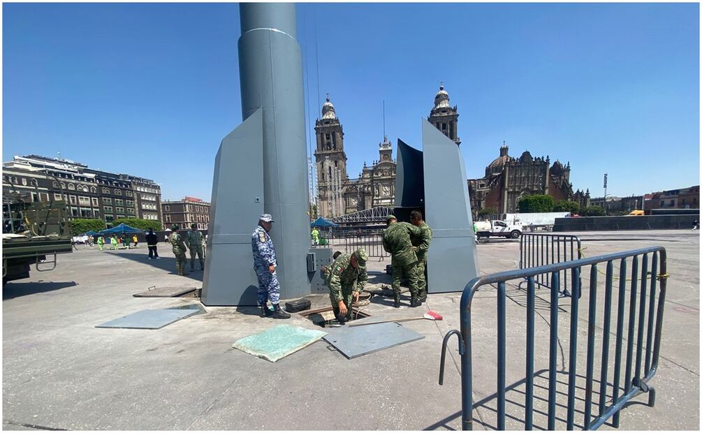 Elementos del Ejército Mexicano continúan trabajando en la reparación del asta bandera. Foto: Especial