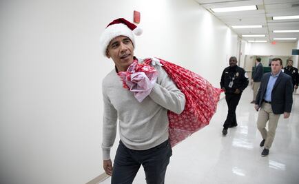 Barack Obama sorprende a pacientes de hospital vestido como Santa Claus