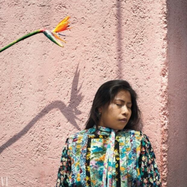 Qué diseñadores han vestido a Yalitza