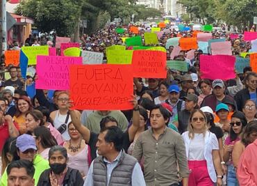 Marchan 5 mil trabajadores de gobierno en Oaxaca; rechazan decreto de Jara que despide a poco más de mil personas