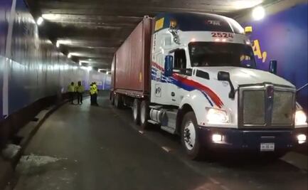 Tráiler atorado en Avenida Chapultepec provoca caos vehicular; la circulación ya fue restablecida