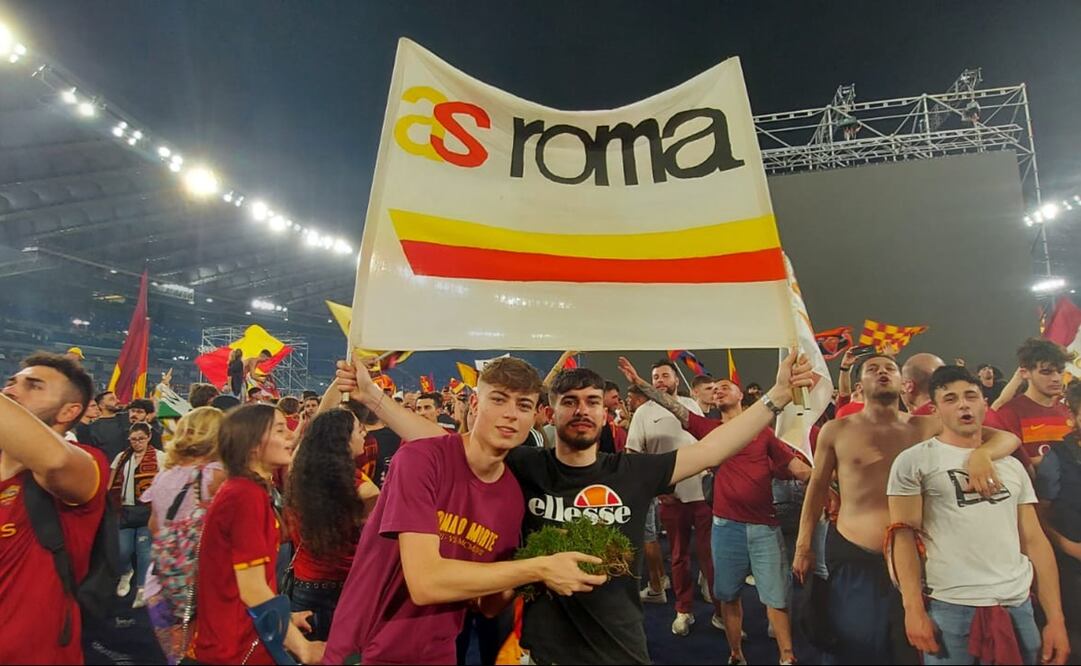 Aficionados de la Roma en la cancha del estadio Olímpico - FOTO: Luis Rodríguez / El Universal
