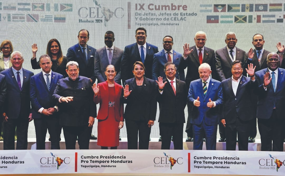 La presidenta de México, Claudia Sheinbaum (centro a la izquierda) y la mandataria de Honduras, Xiomara Castro (centro), ayer junto a otros mandatarios latinoamericanos y caribeños en la IX Cumbre de la Celac en Tegucigalpa. Foto: de AFP