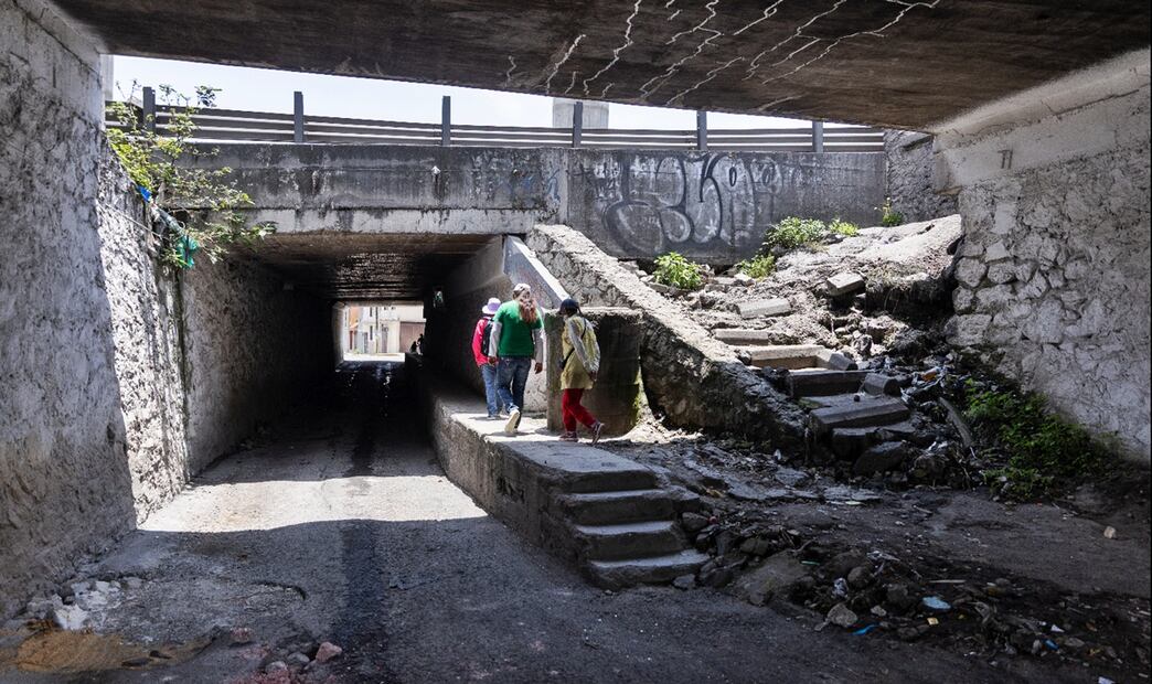 Los bajopuentes de la autopista México-Puebla, en el tramo de Iztapalapa a Los Reyes La Paz en ambos sentidos, lucen sumamente deteriorados y con poca iluminación en algún caso. Foto: Hugo Salvador / EL UNIVERSAL