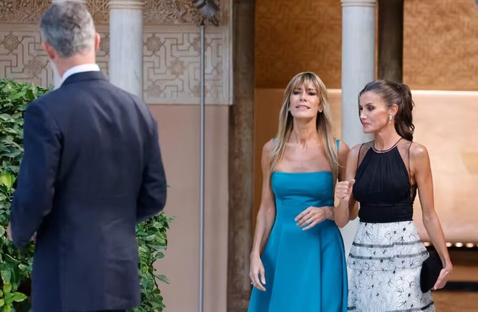 María Begoña Gómez, la esposa del presidente Pedro Sánchez, y la reina Letizia, en la Alhambra, en Granada. Foto: AFP