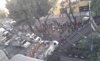 Trabajadores de limpia bloquean vialidades en la alcaldía Cuauhtémoc; realizan destrozos en instalaciones de Capital Humano