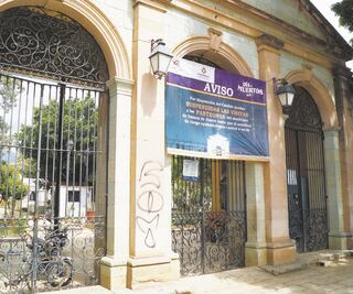  Panteones cerrados... pero avenidas abarrotadas, en Oaxaca