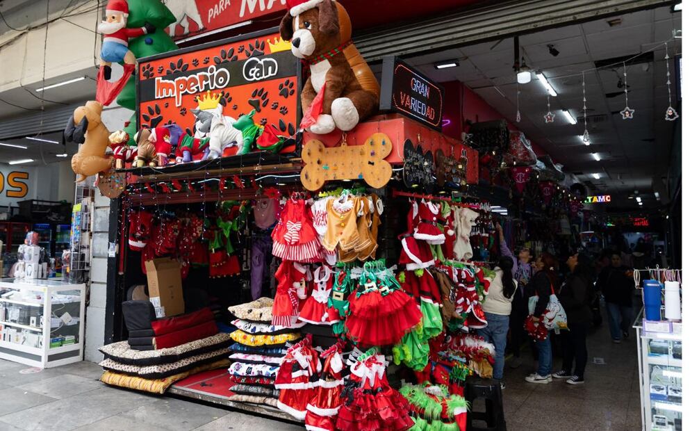 Compras navideñas para lomitos (23-12-24). Foto: Hugo Salvador/ELUNIVERSAL
