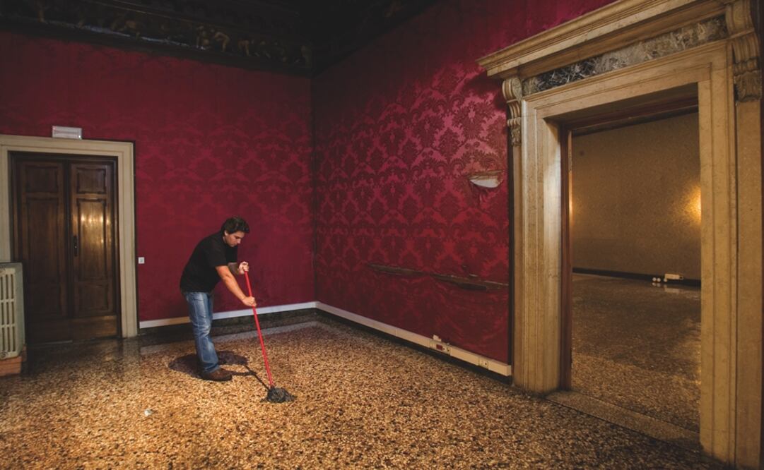 Teresa Margolles, "¿De qué otra cosa podríamos hablar? Limpieza" (2009). 
Limpieza del piso de las salas de exhibición hecha con una mezcla de agua y sangre de personas asesinadas en México. La acción tuvo lugar al menos una vez al día durante la Bienal de Venecia de 2009. 
Cortesía de la artista y de la Galerie Peter Kilchmann, Zurich.