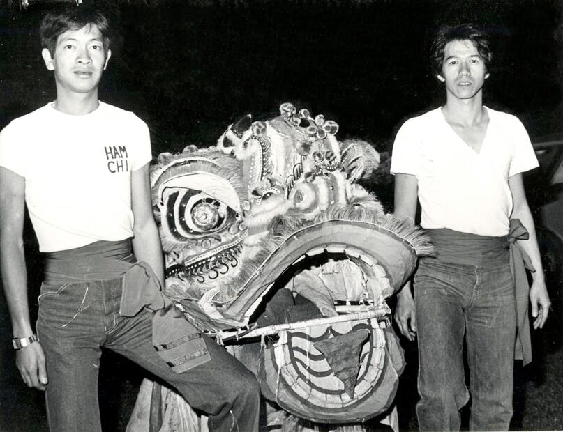 Alfonso Chiu y Marco Antonio fueron dos danzantes del león en septiembre de 1981, cuando la comunidad china celebró la luna llena de otoño en el Salón Quinta Lucero de Coyoacán. Foto: Archivo EL UNIVERSAL.