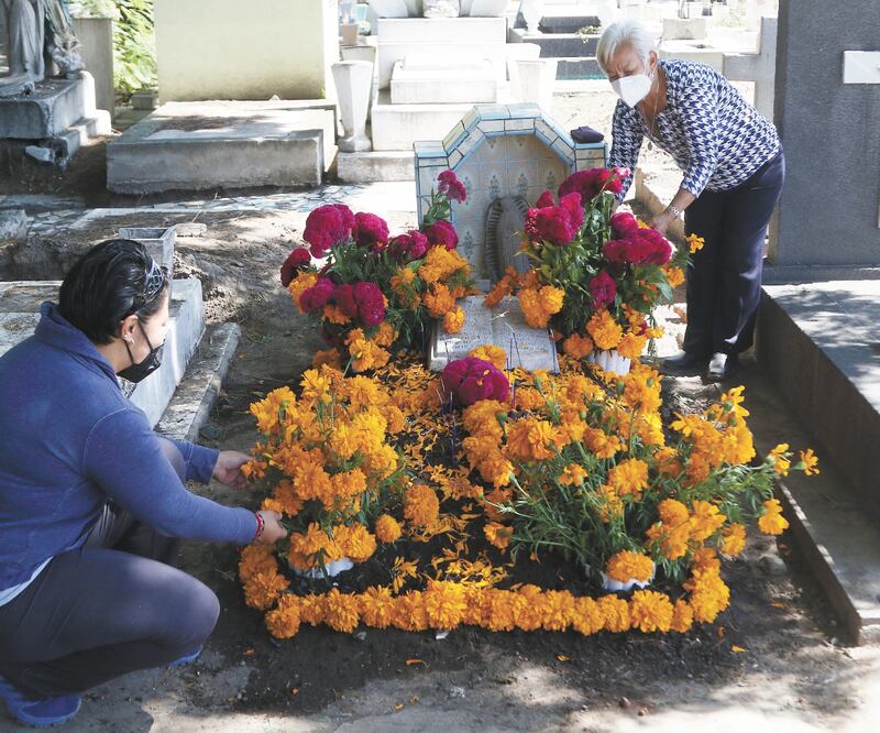 Capitalinos aprovech aron el domingo para decorar las tumbas de sus seres queridos, pues los panteones cerrarán el 1 y 2 de noviembre. CARLOS MEJÍA. EL UNIVERSAL