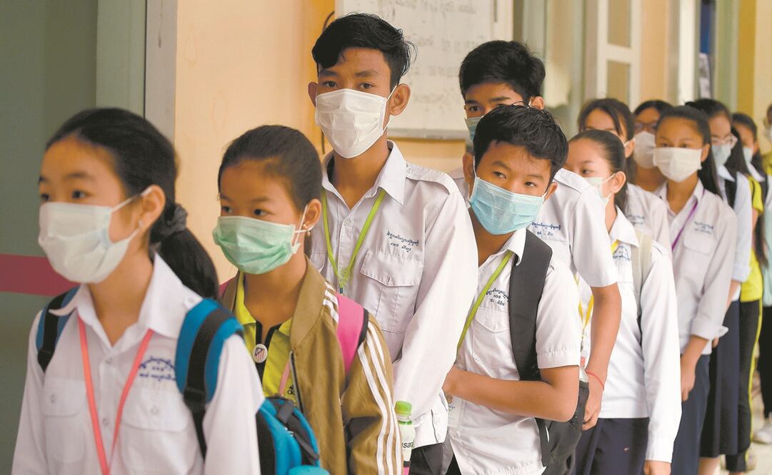 Estudiantes usan cubrebocas en Phnom Penh, Camboya. El ministerio de Salud informó el lunes del primer caso del virus en el país. Foto: TANG CHHIN SOTHY. AFP