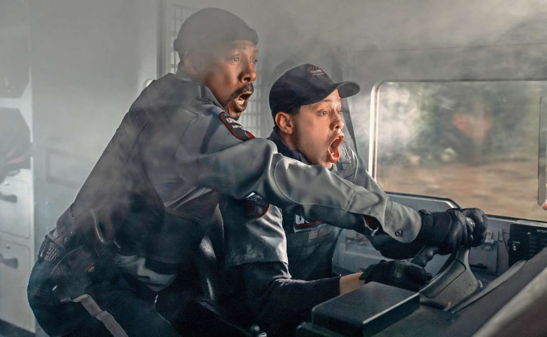 Murphy y Davidson interpretan a dos conductores que son emboscados por unos maleantes mientras intentan transportar un importante botín. Foto: Prime Video